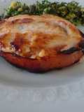 Salmão albardado com bacon tipo inglês com migas de couve e feijão azuki