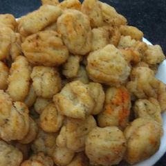 A picture of Shell shaped namakpaare.