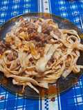 Tallarines caseros con tuco de carne y cebolla