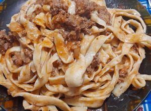 Una foto de Tallarines caseros con tuco de carne y cebolla