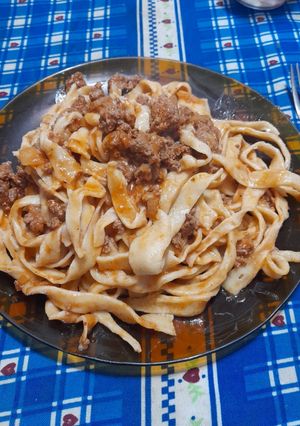 Una foto de Tallarines caseros con tuco de carne y cebolla