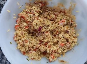 Una foto de Ensalada de Arroz con Kanikama y Pico de Gallo