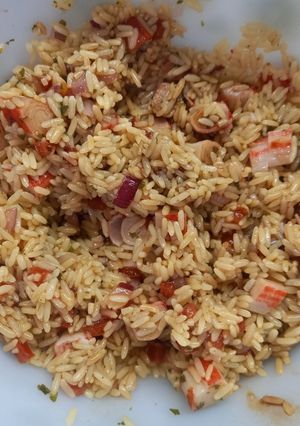 Una foto de Ensalada de Arroz con Kanikama y Pico de Gallo