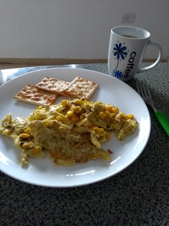 Una foto de Huevos revueltos con maicitos #desayuno