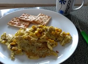 Una foto de Huevos revueltos con maicitos #desayuno