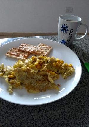 Una foto de Huevos revueltos con maicitos #desayuno