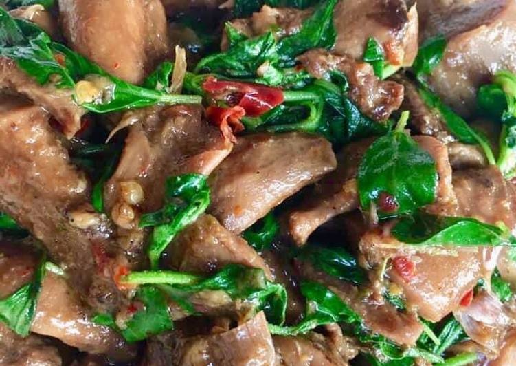 กะเพราขาเห็ดผัดพริกแห้ง