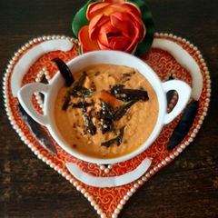 A picture of Onam special Tomato coconut chutney.