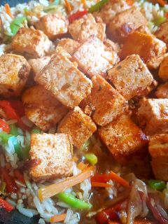 Una foto de Guisado de arroz, vegetales y tofu al Woock...🍽👍