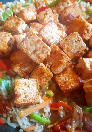 Una foto de Guisado de arroz, vegetales y tofu al Woock...🍽👍