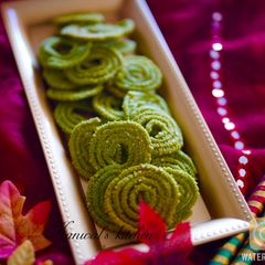 A picture of Spinach chakli.
