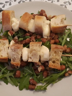 Una foto de Brochetas de ciabatta y mozzarella con ensalada de borlotti