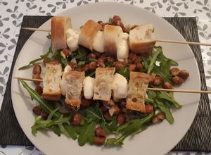 Foto principal de Brochetas de ciabatta y mozzarella con ensalada de borlotti
