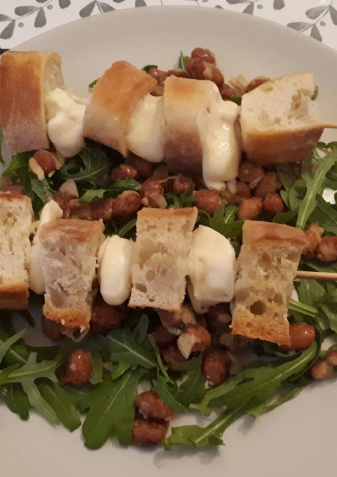 Una foto de Brochetas de ciabatta y mozzarella con ensalada de borlotti