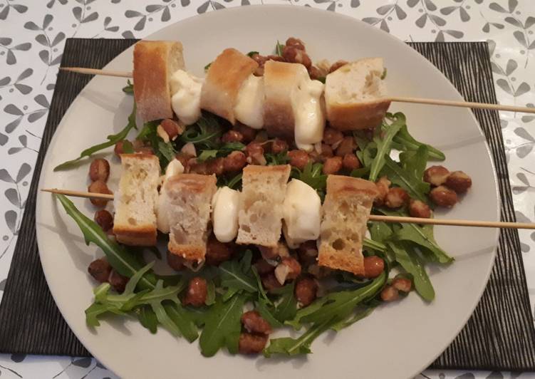 Brochetas de ciabatta y mozzarella con ensalada de borlotti