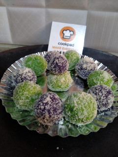 A picture of Coconut ladoo.