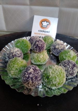 A picture of Coconut ladoo.