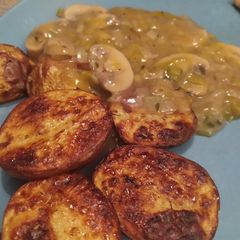A picture of Leek and mushroom 🍄 sauce.