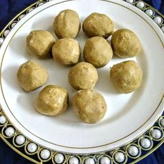 A picture of Gaund ke laddu.