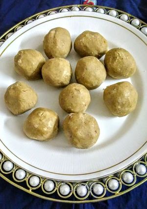 A picture of Gaund ke laddu.