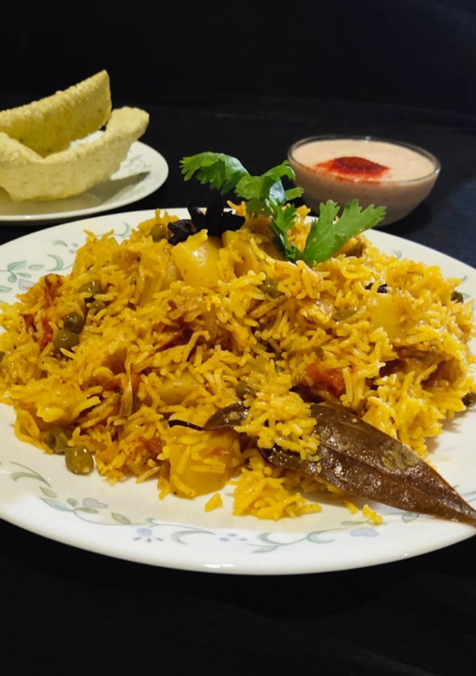 આલુમટર પુલાવ(alu matar pulav recipe in gujarati) રેસીપી મુખ્ય ફોટો
