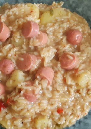 Una foto de Guiso de Arroz con Papas y Salchichas