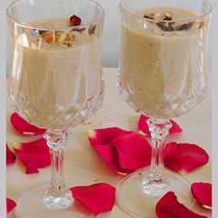 A picture of Oats banana dates almond smoothie.