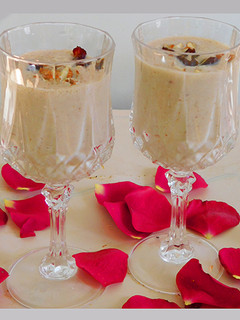 A picture of Oats banana dates almond smoothie.