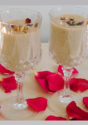 A picture of Oats banana dates almond smoothie.