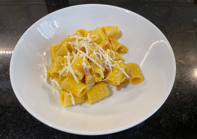 Mezzi rigatoni alla Carbonara