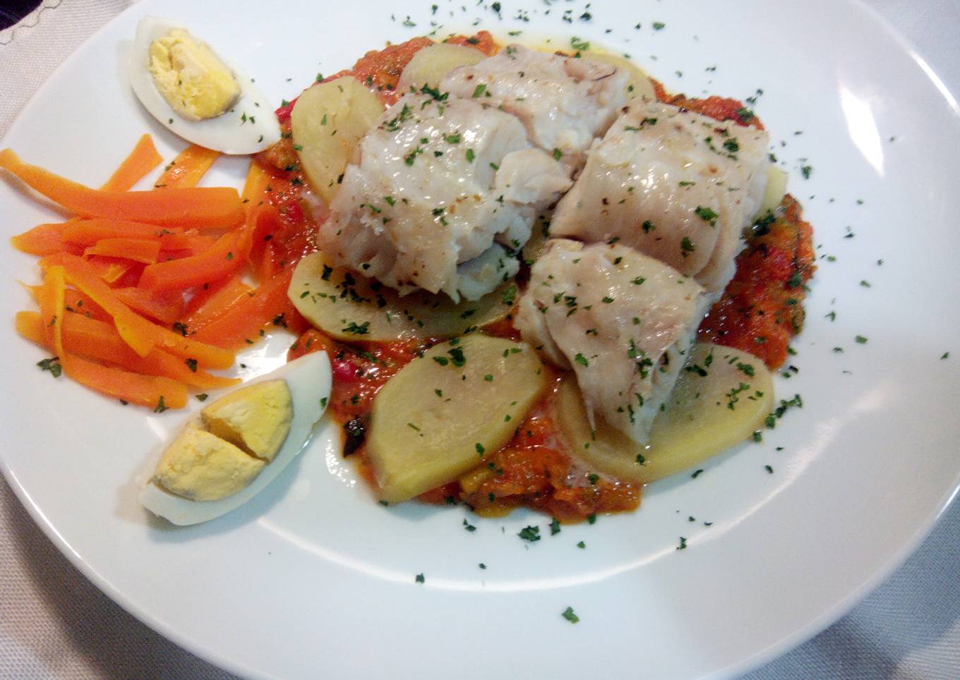 Merluza con pisto, patatas, huevo y zanahoria en Thermomix