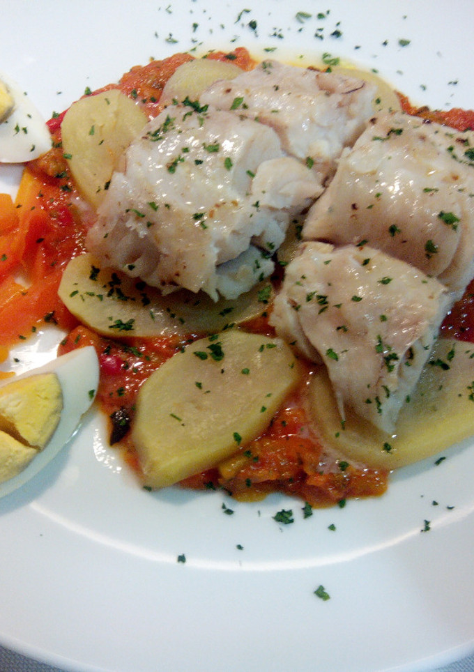 Una foto de Merluza con pisto, patatas, huevo y zanahoria en Thermomix