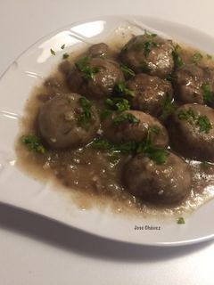 Una foto de Champiñones en su jugo