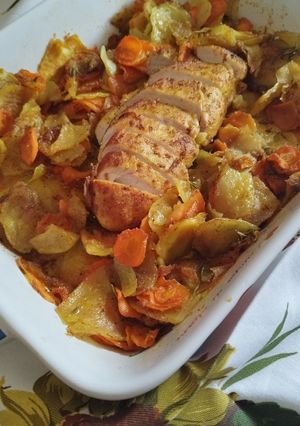 Foto di Petto di pollo arrosto su letto di patate e carote