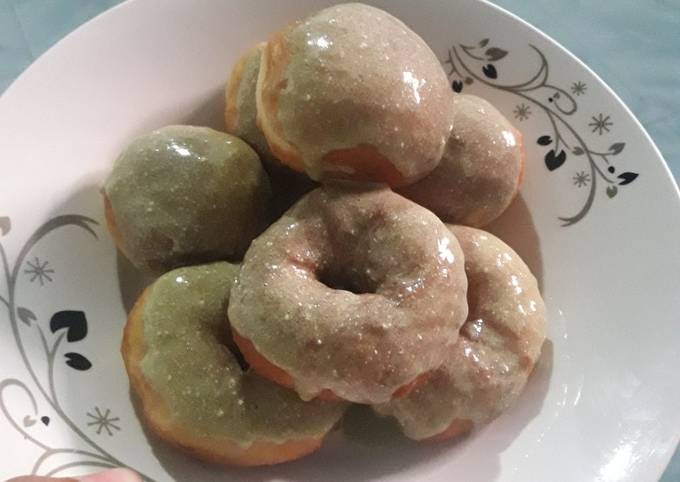 Donat j-co kw dengan glaze greentea chocolatos