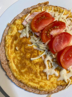 Una foto de Tortipizza: tortita con tortilla francesa, pavo, mozzarella y tomate 💛