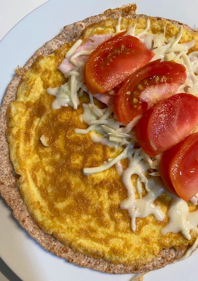 Una foto de Tortipizza: tortita con tortilla francesa, pavo, mozzarella y tomate 💛