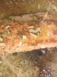 Una foto de Salmón rosado con salsa de manteca y limón!