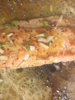 Una foto de Salmón rosado con salsa de manteca y limón!