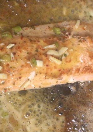 Una foto de Salmón rosado con salsa de manteca y limón!