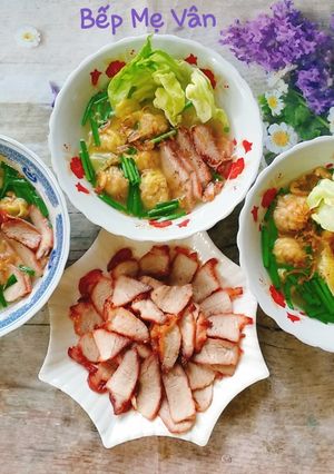 Hình của món Hoành thánh thịt xá xíu.