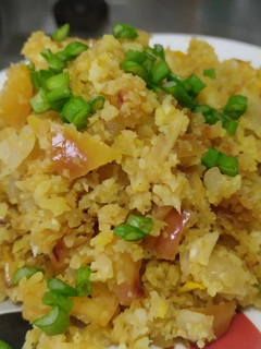 Una foto de Coliarroz🍚de manzana🍎caramelizada y vegetales salteados🍱🍛🍚