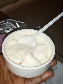 Fresh yoghurt with fruit ainihin hoton girkin