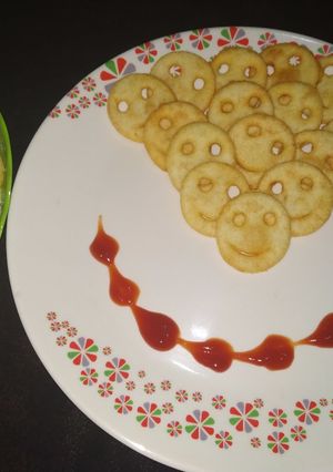 क्रिस्पी सूजी स्माइली (Crispy suji smiley recipe in Hindi) रेसिपी मुख्य फोटो