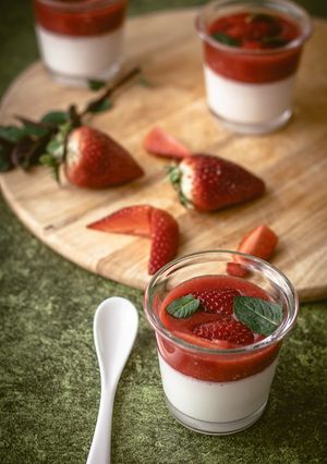 Une photo de Panna cotta fraise menthe