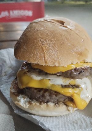 Una foto de Burger doble cheddar