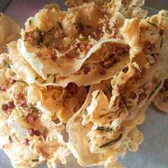 A picture of Peyek kacang /teri krispi engga capek ngunyah.