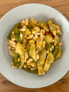 Una foto de 🥣 Alubias salteadas con alcachofas y espárragos 🥬