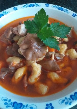 Húsos szegfűgombaleves petrezselymes csipetkével recept fotója
