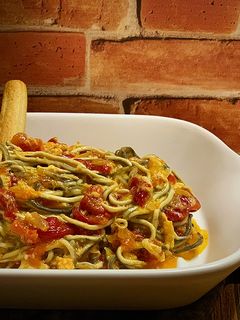 Una foto de Revuelto de gulas y pimientos